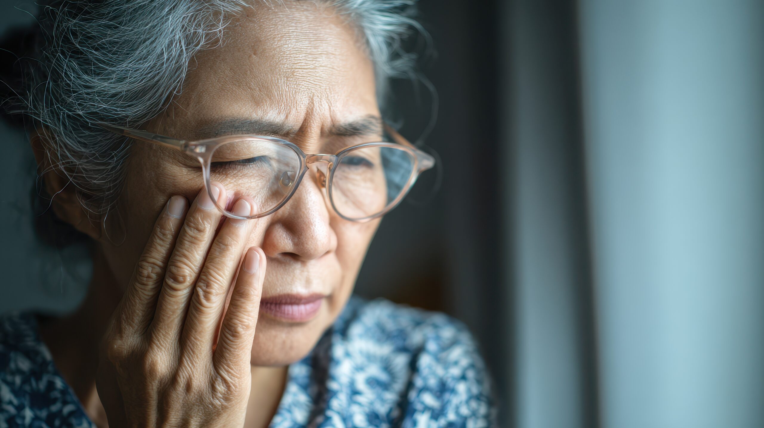 A woman struggling with glaucoma symptoms